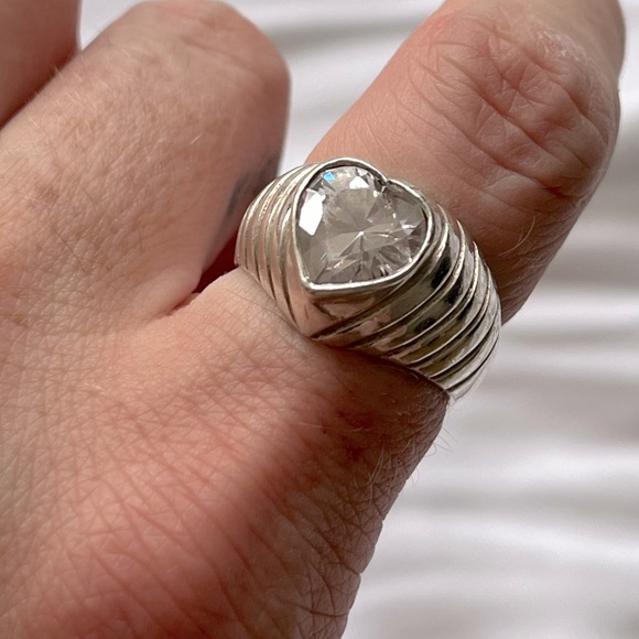 Jewelry - Silver ribbed design ring with heart shaped crystal in center